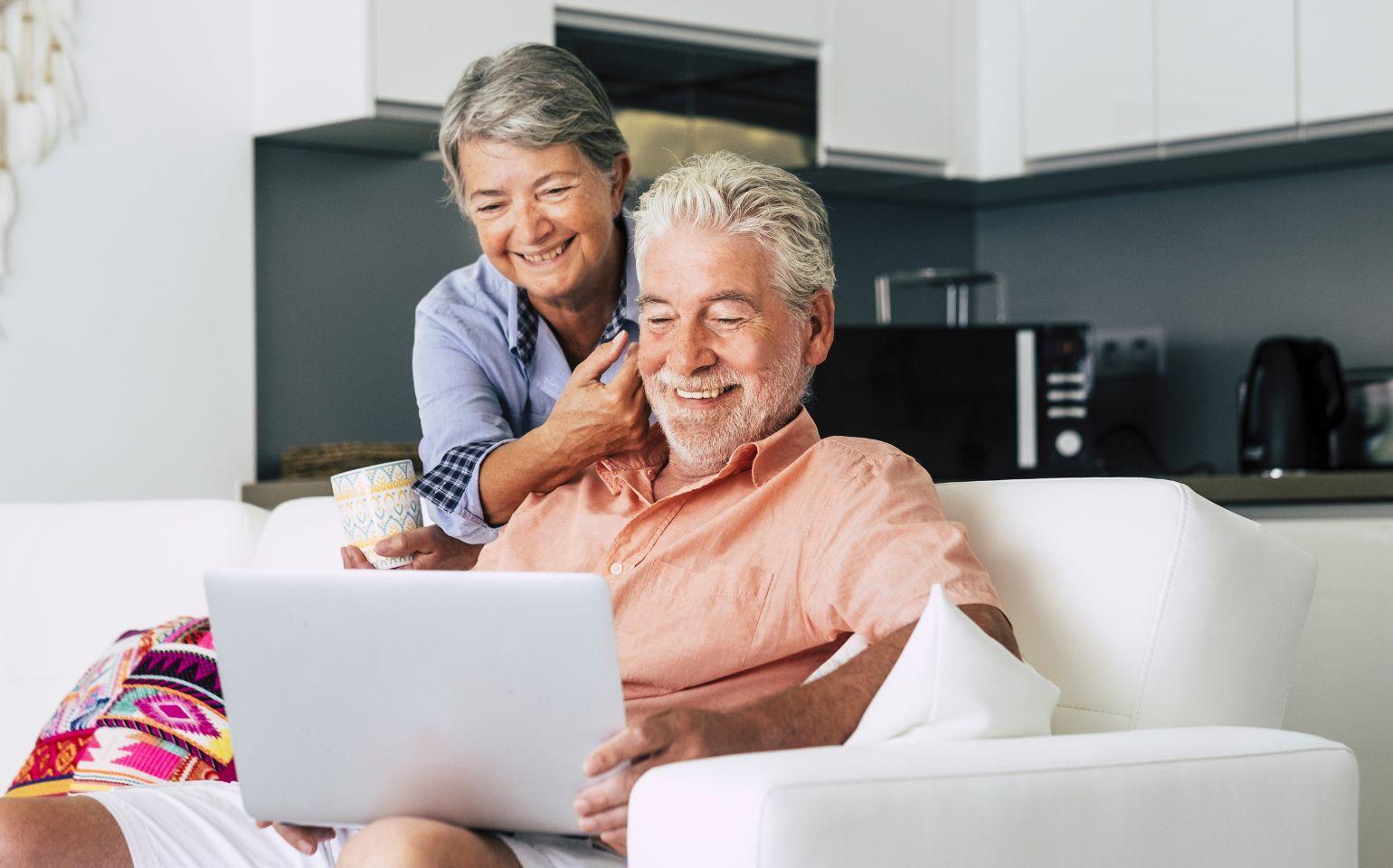 書類を確認する老夫婦