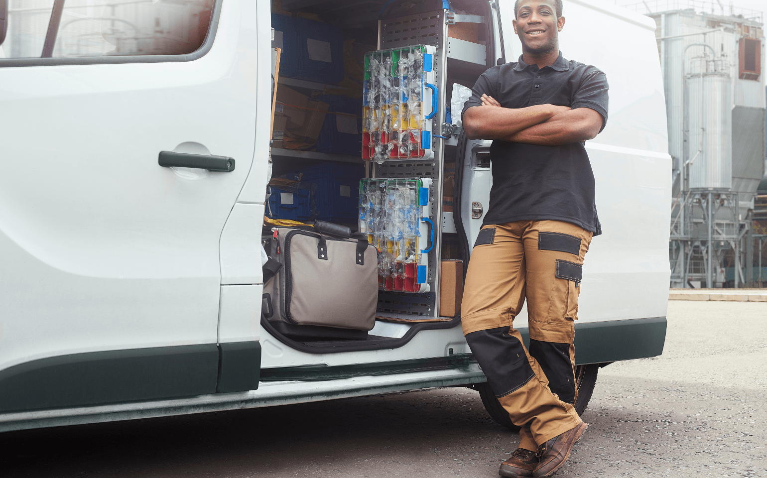 軽バンを乗り回す男性