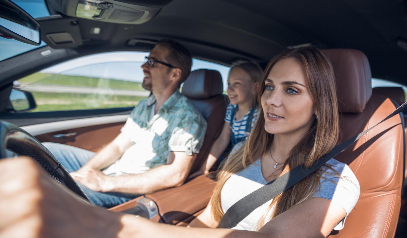 家族でドライブ中のイメージ