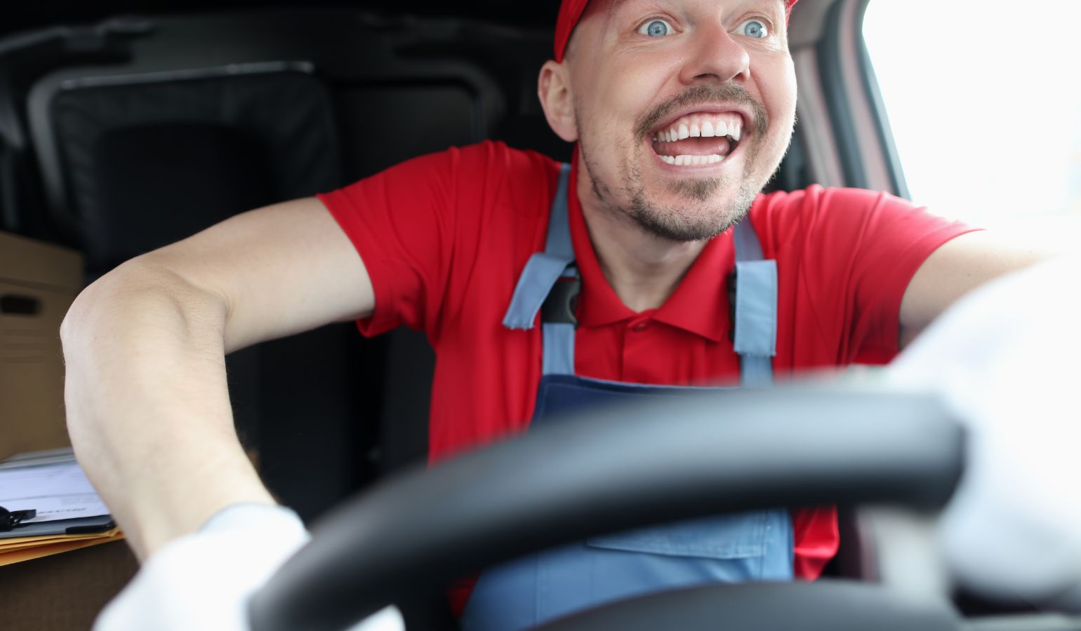 車の運転に興奮する男性