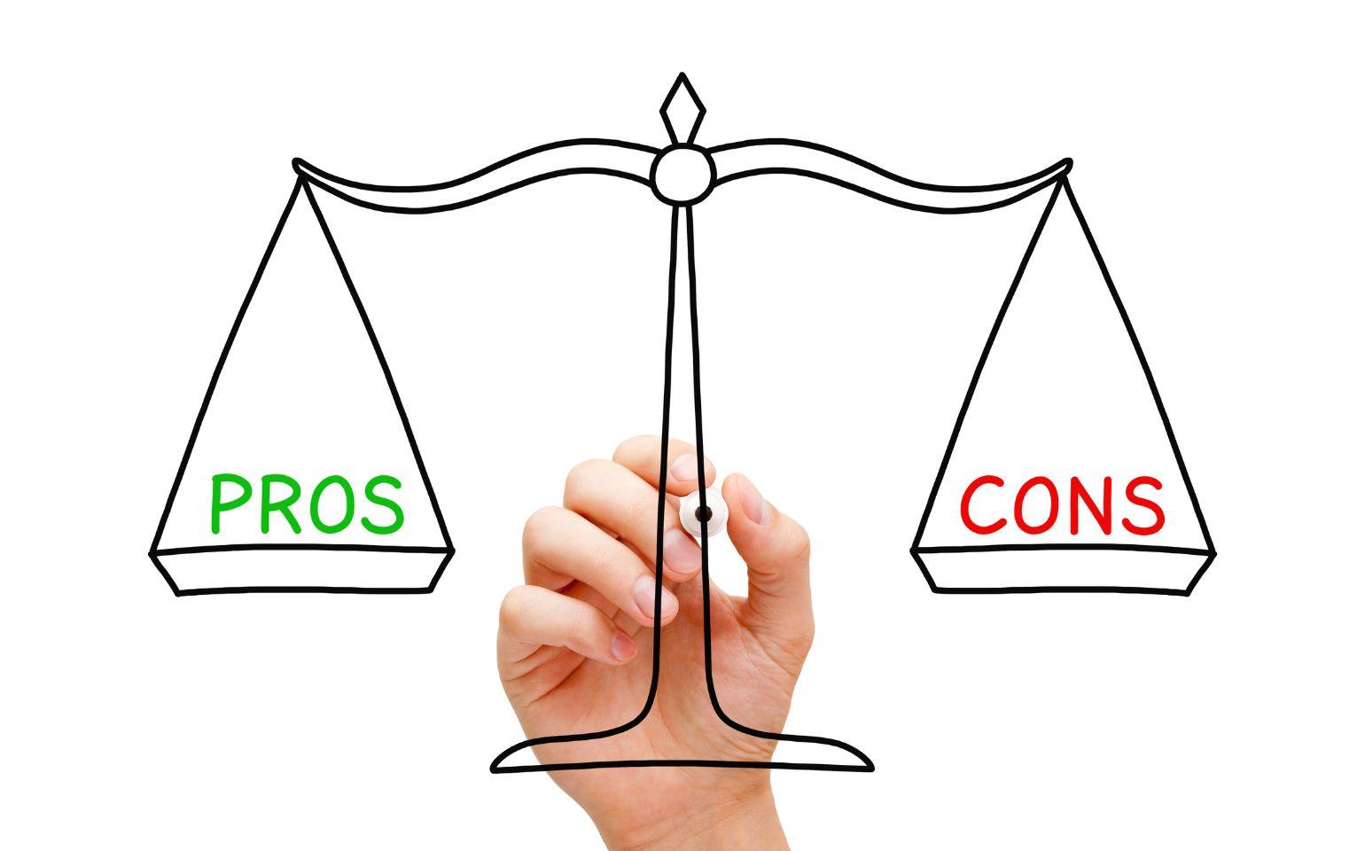 メリット・デメリットを天秤にかけたイラスト