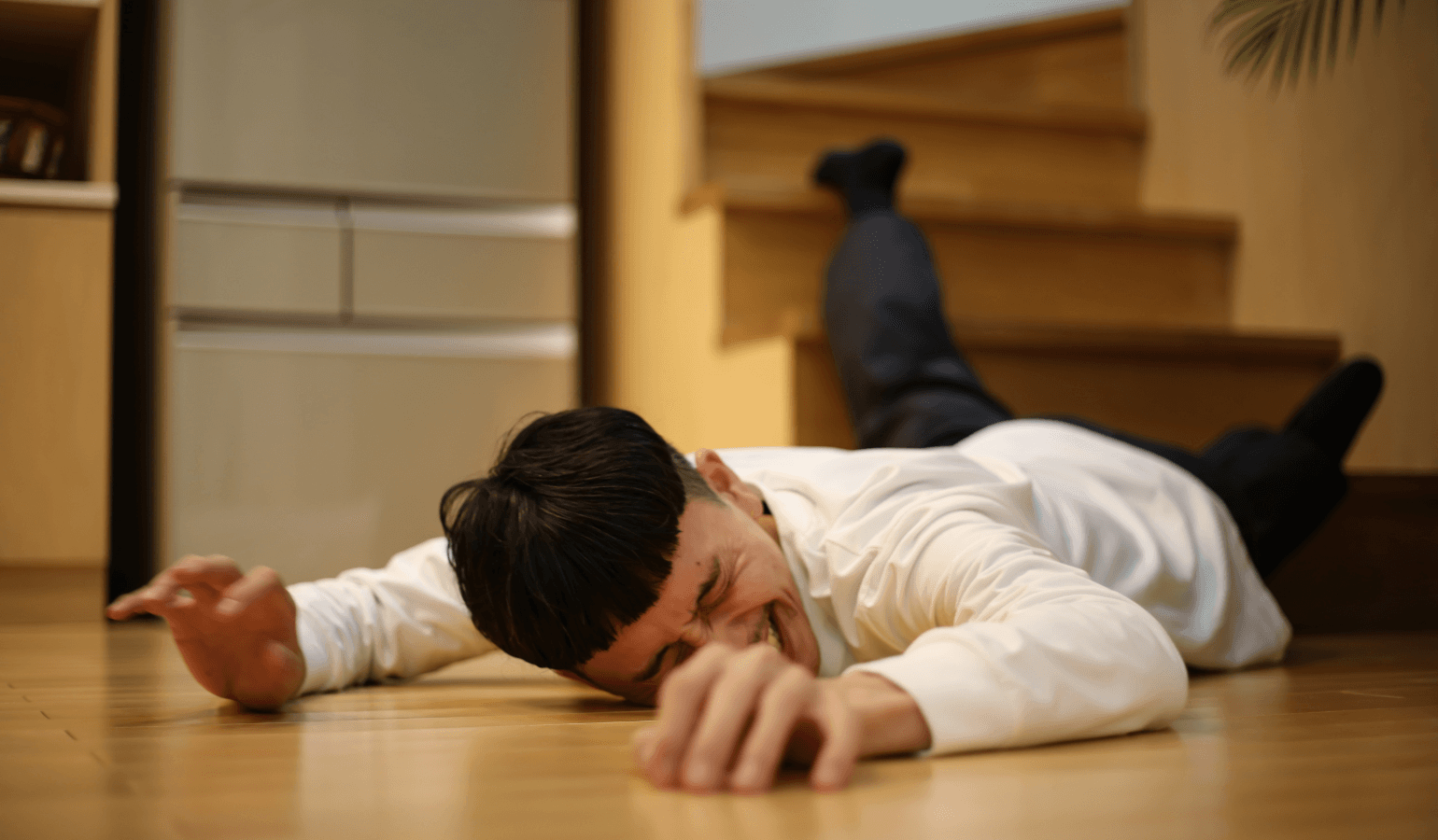 階段から落ちてしまったビジネスマン