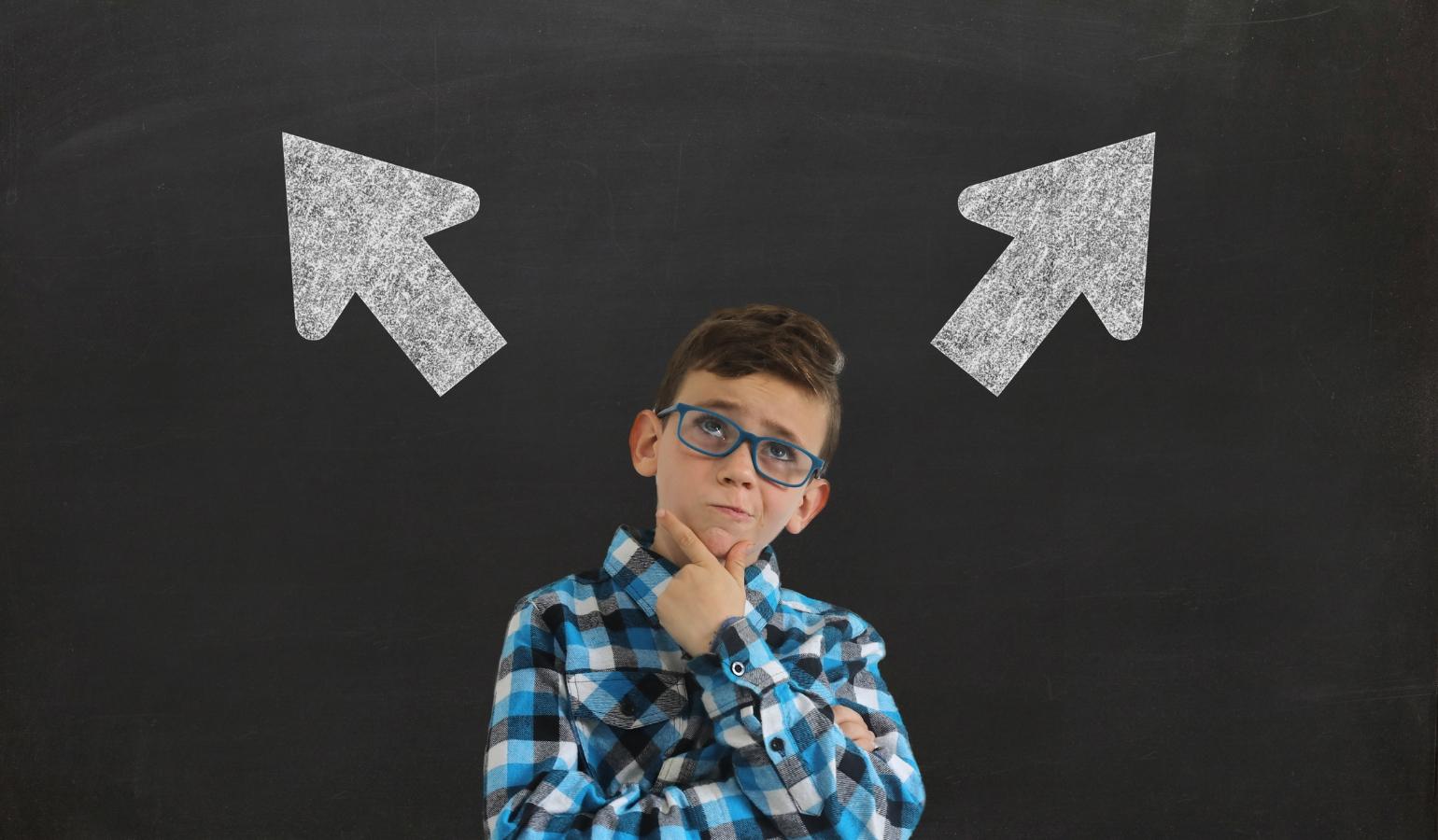 比較検討する男の子のイメージ