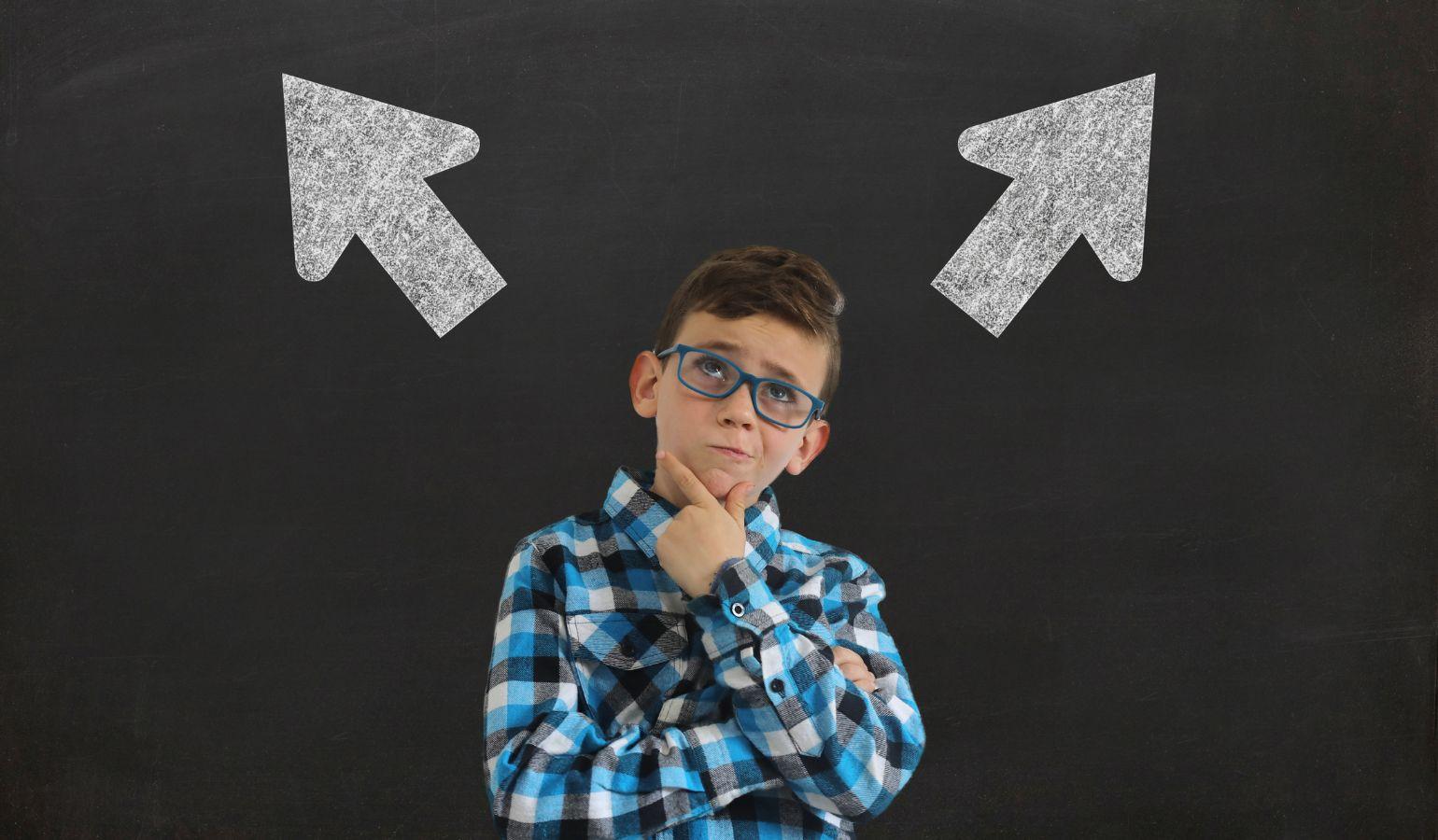 2つの選択肢で迷う子ども