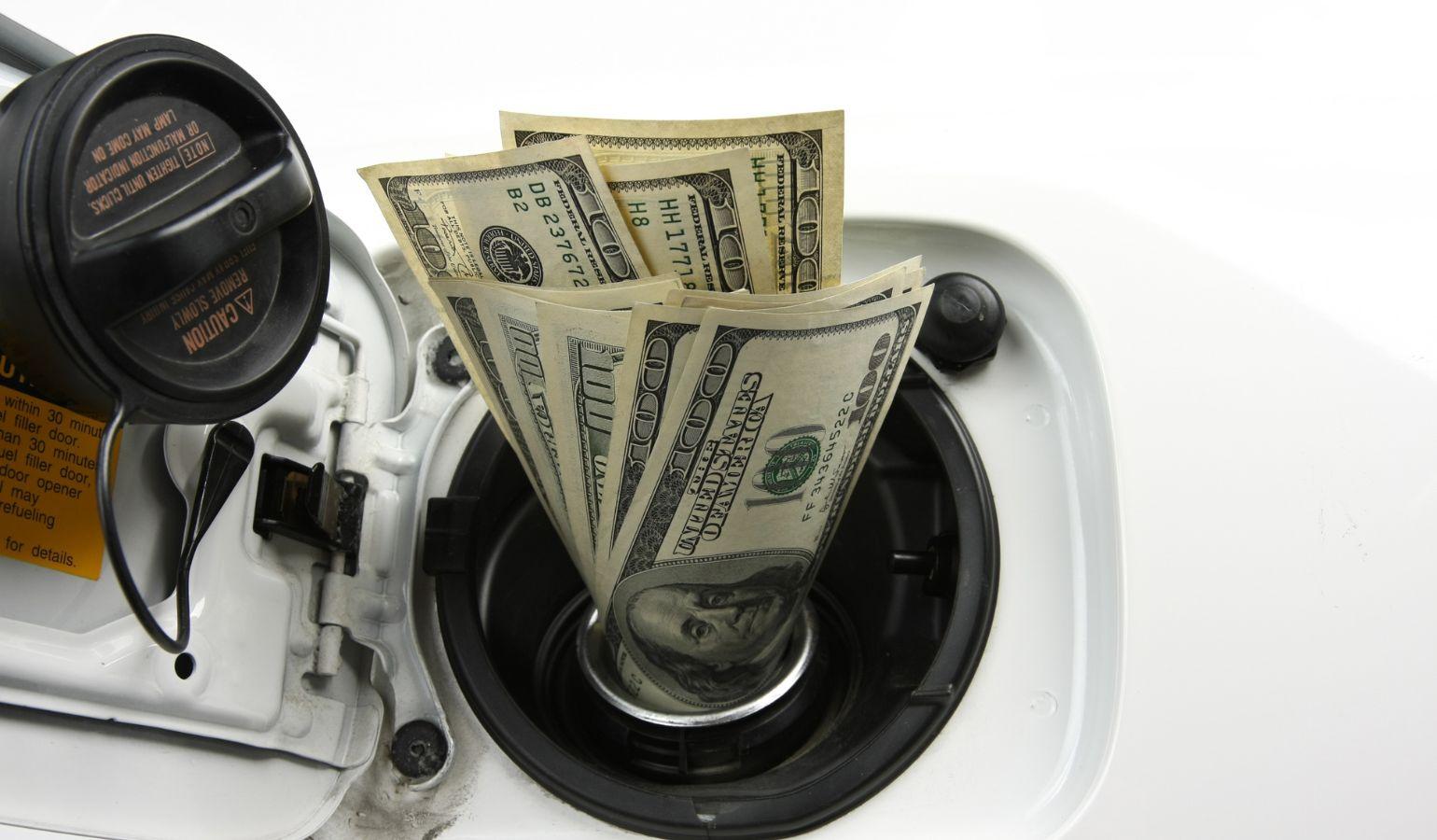 車の給油口に札束