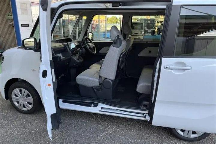 タントのミラクルドア。柱がなく、大きく扉が開いている