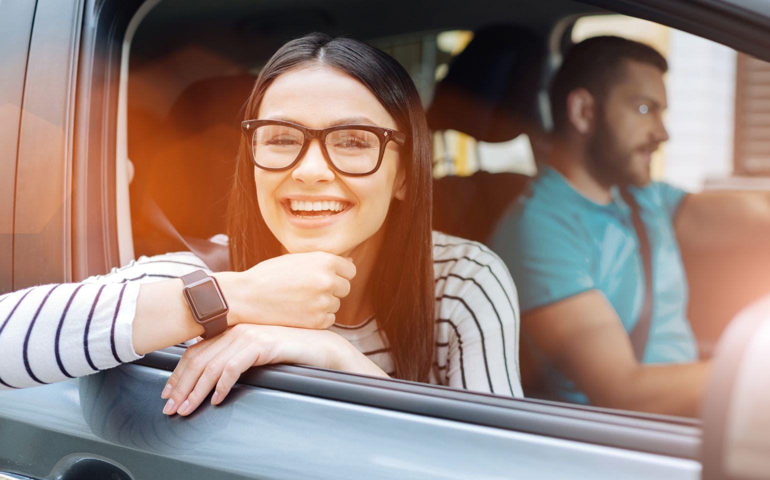 笑顔で助手席に乗る女性