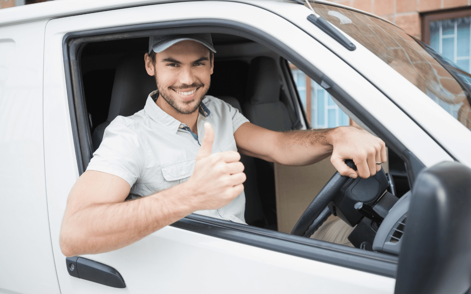 軽バンに乗る男性