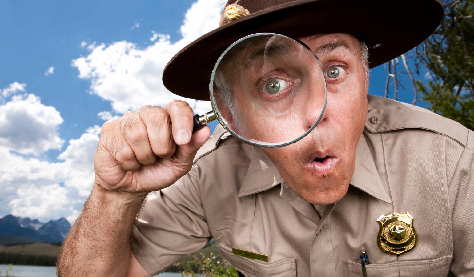 虫眼鏡で何かを発見する人