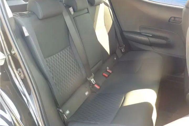 アクア_後部座席