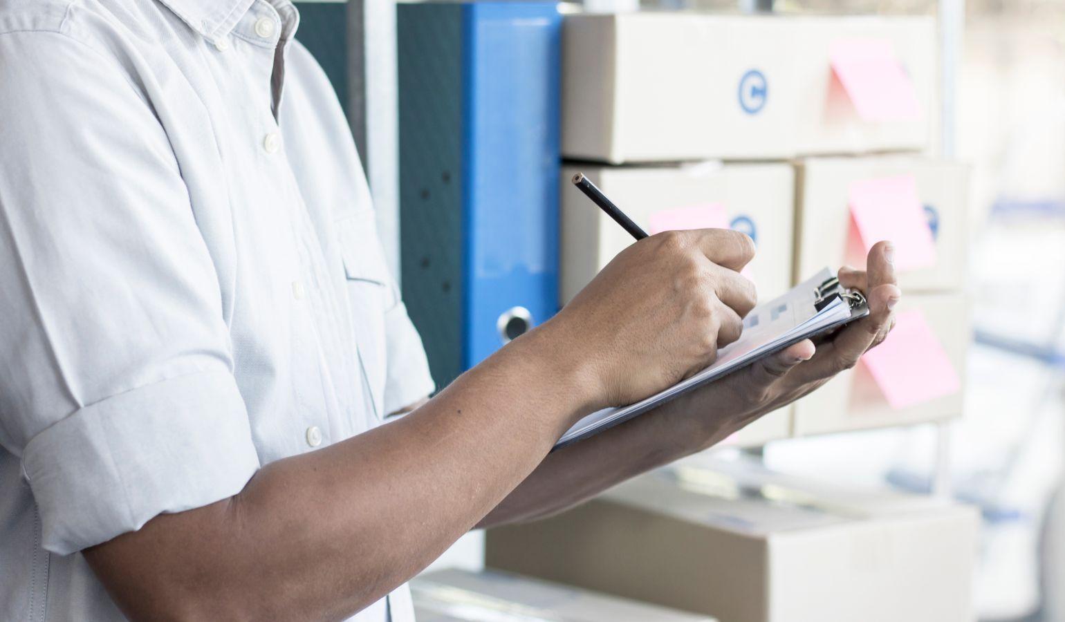 チェックするビジネスマン