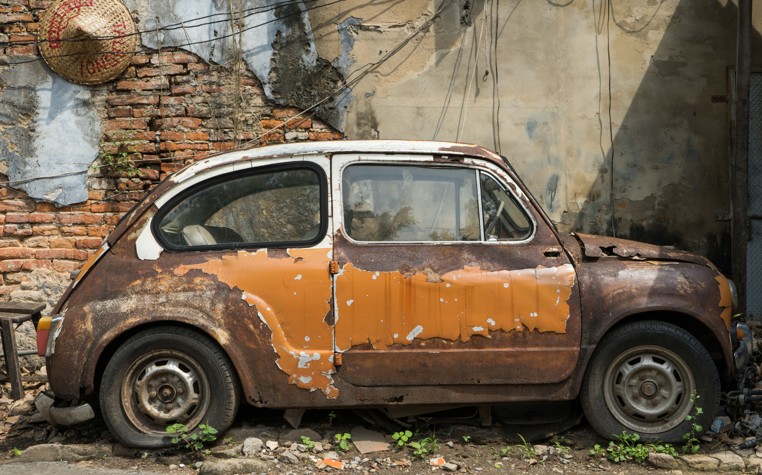 錆びてボロボロの車