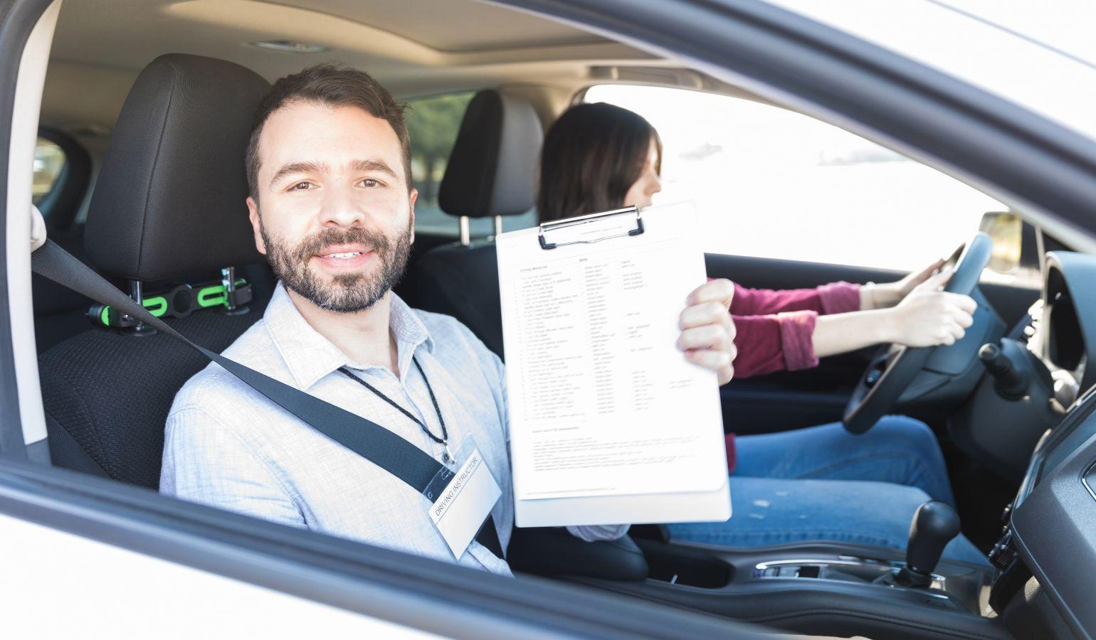 車内から書類を見せる男性