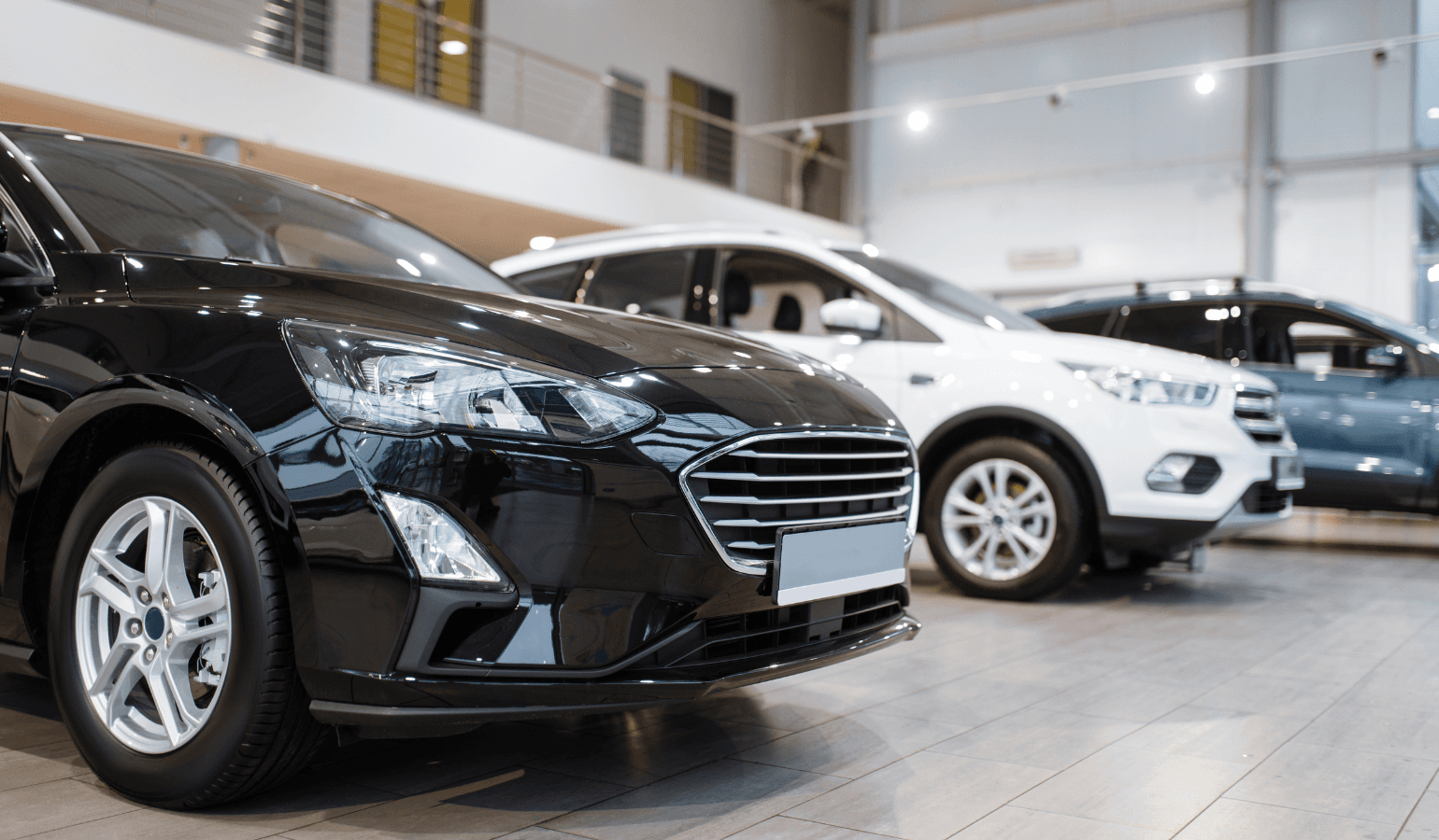 ディーラーに陳列された車