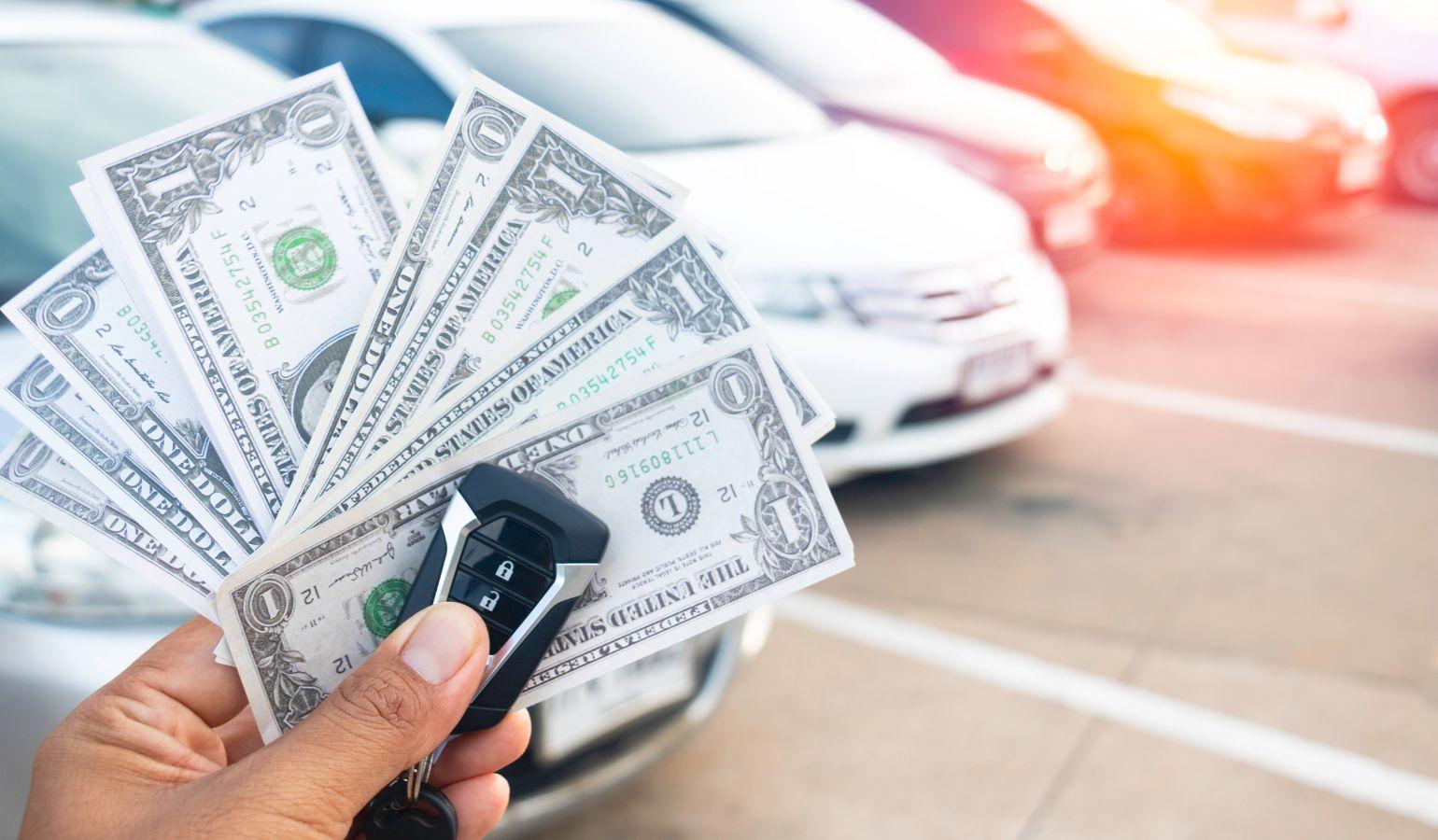 車を現金で購入しようとしている人