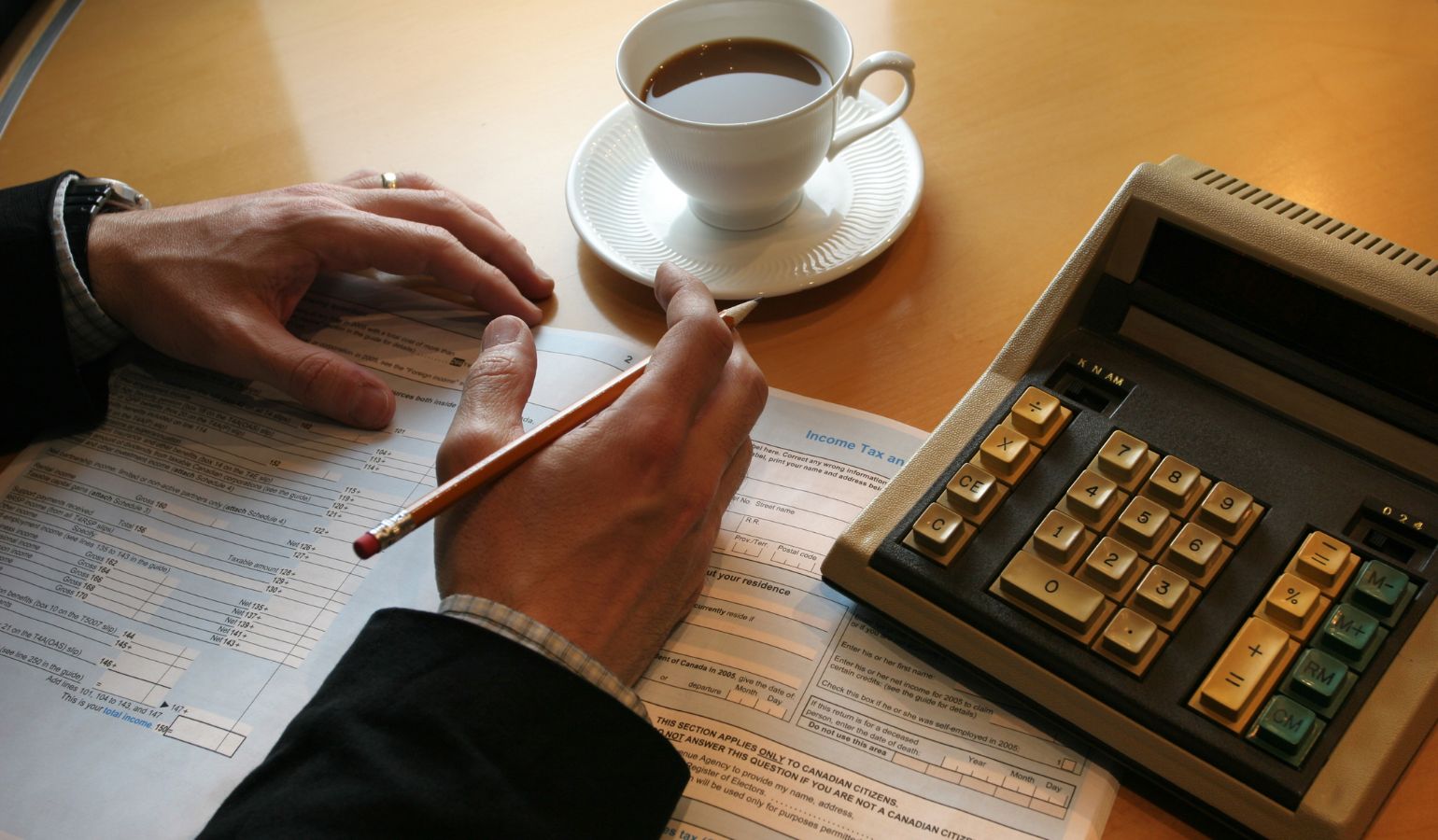 書類を書くサラリーマン
