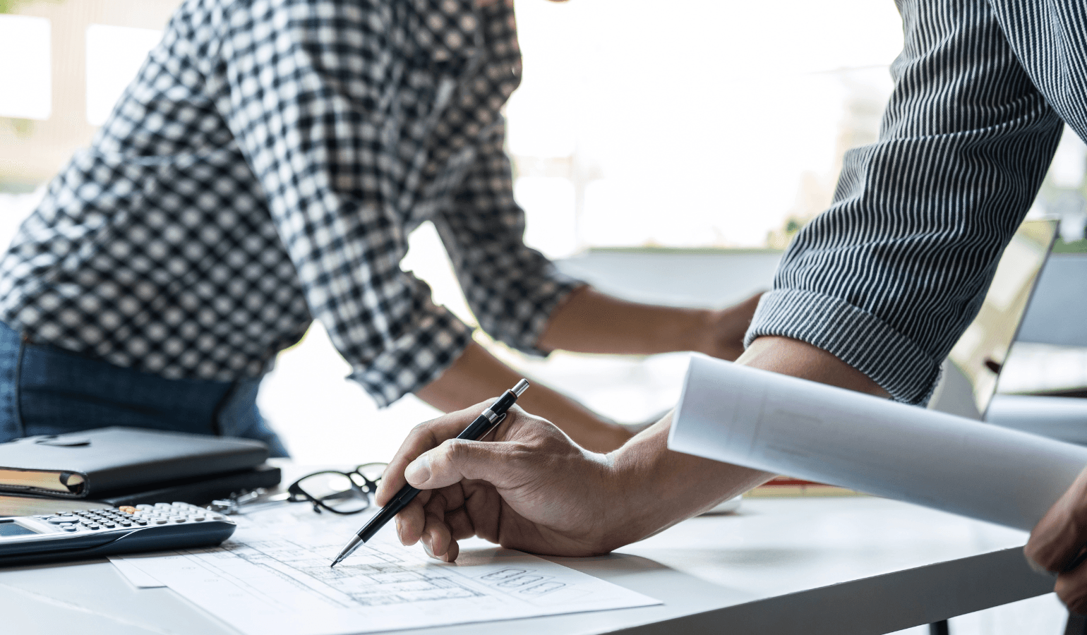 仕組みを説明する人