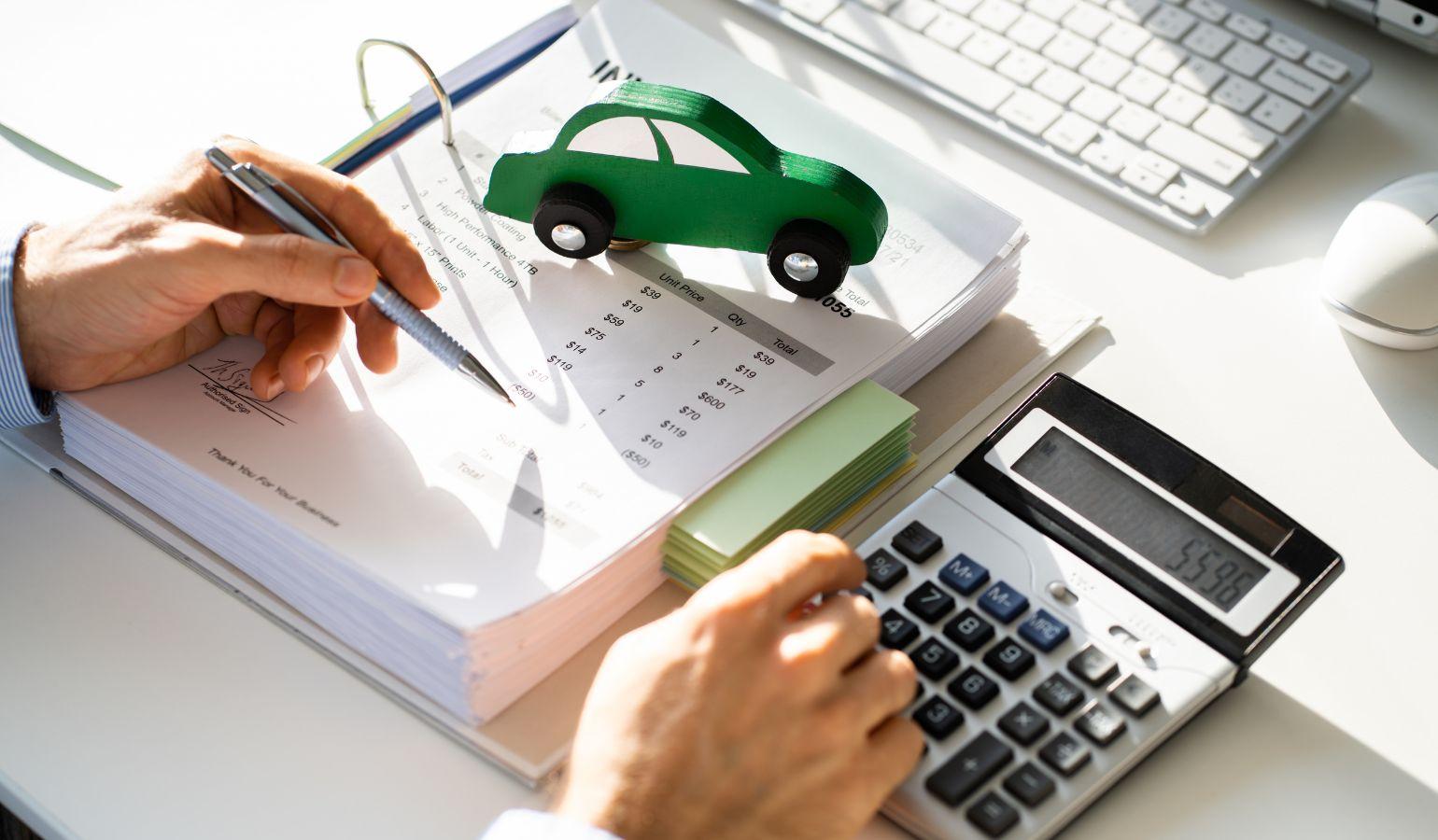 電卓片手に車の購入方法を模索している人