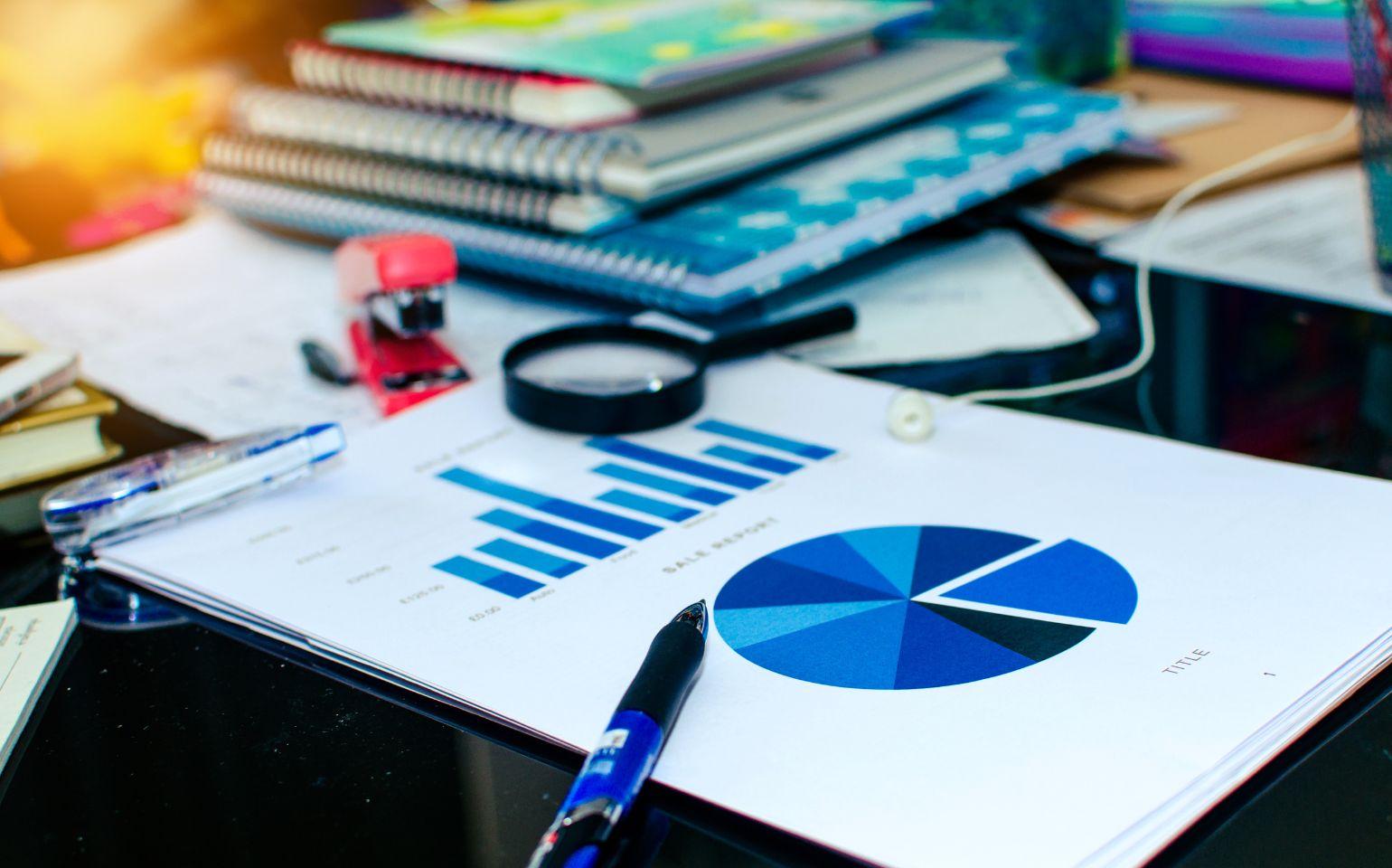 グラフなどが書かれている書類