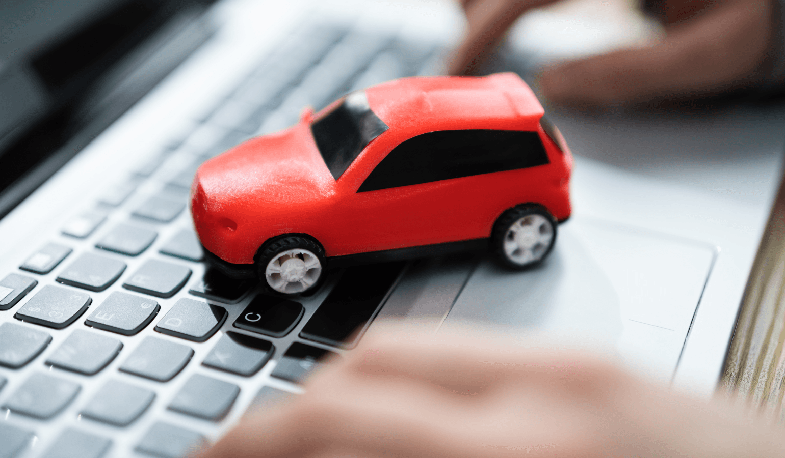 車の模型とパソコン