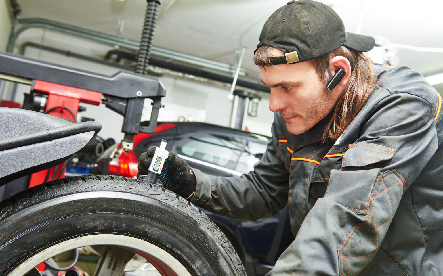 車をメンテナンスする人