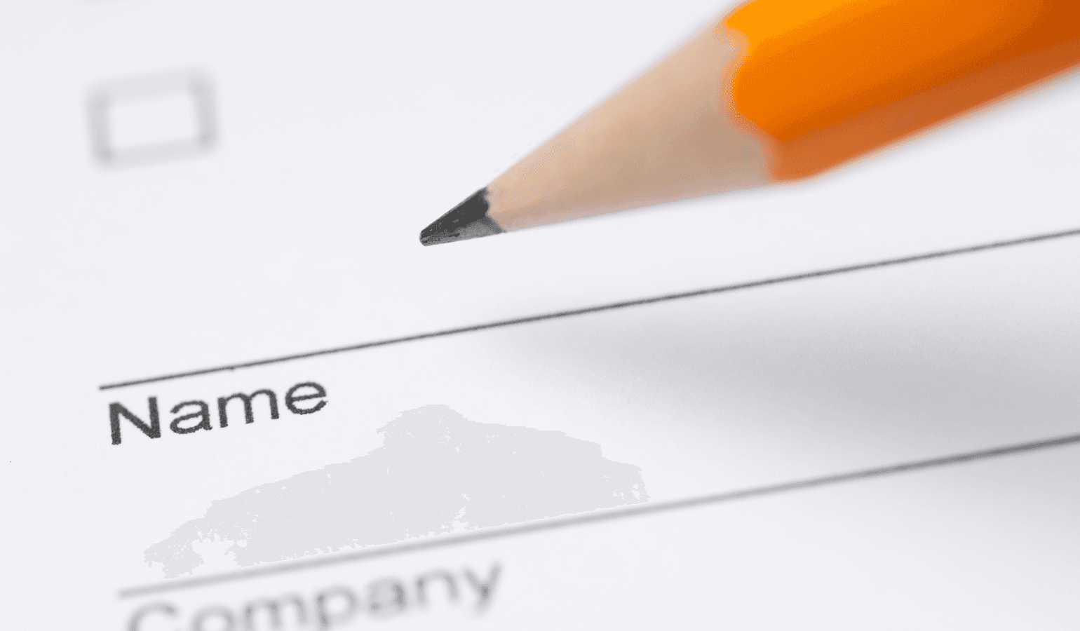 名前欄を記入しようとする人