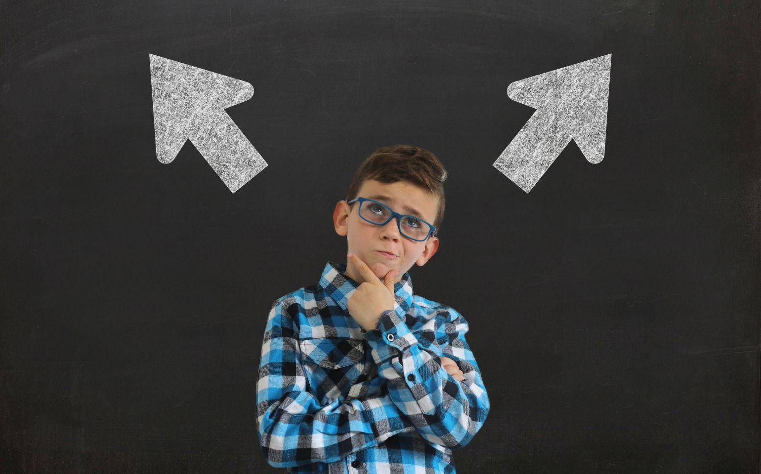 どちらがいいか迷う男の子