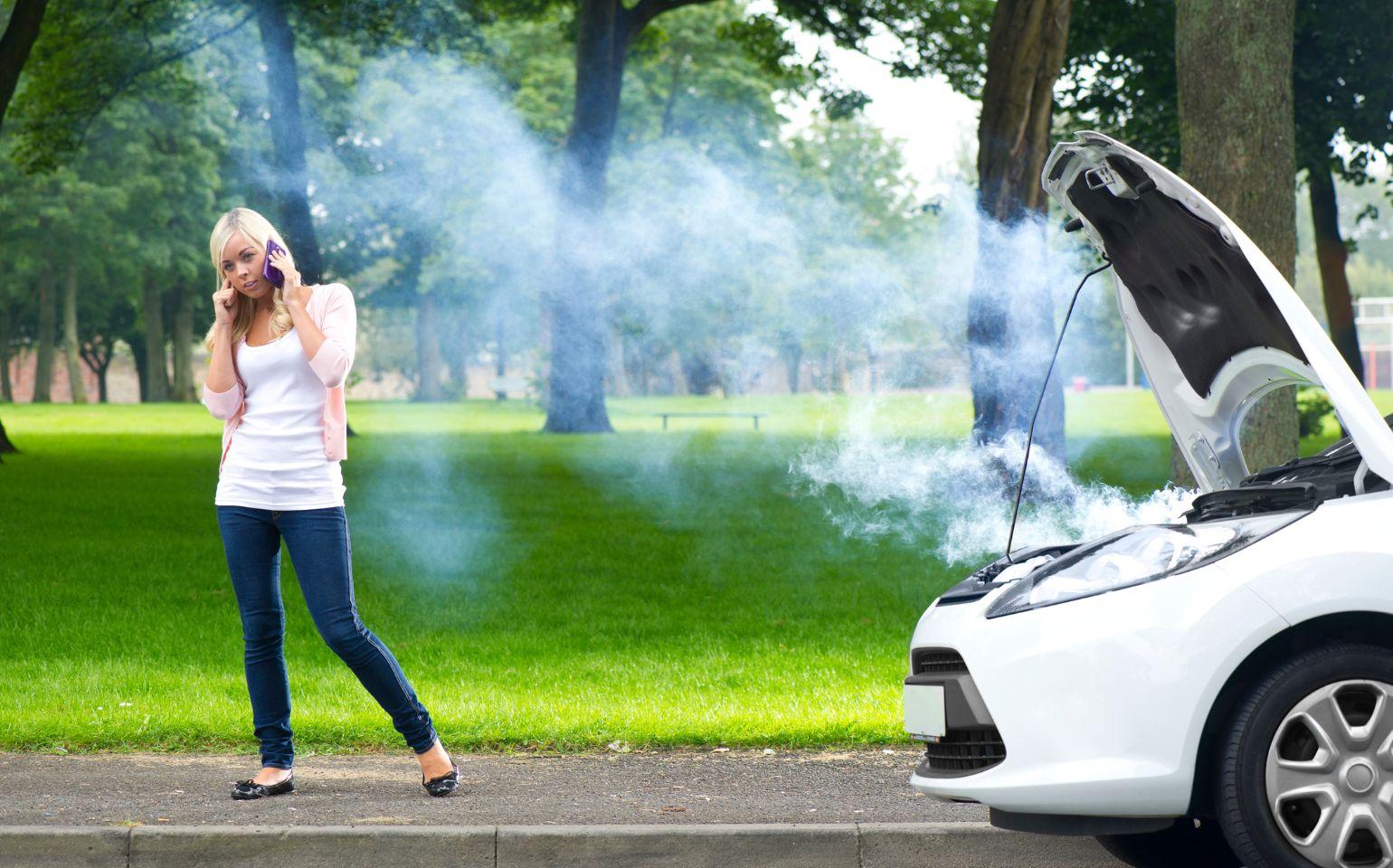 車が故障して困る女性