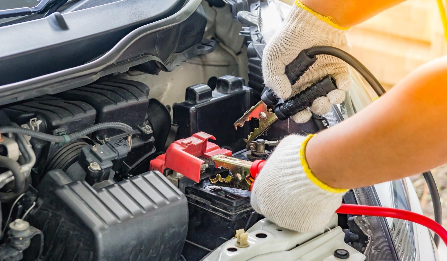 バッテリーに赤黒のケーブルをつないでいるイメージ