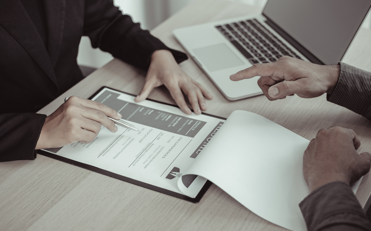 契約条件を説明する人