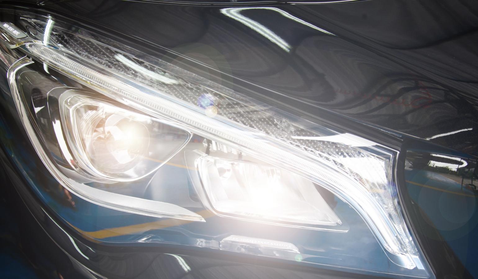 車のライトが点灯しているイメージ