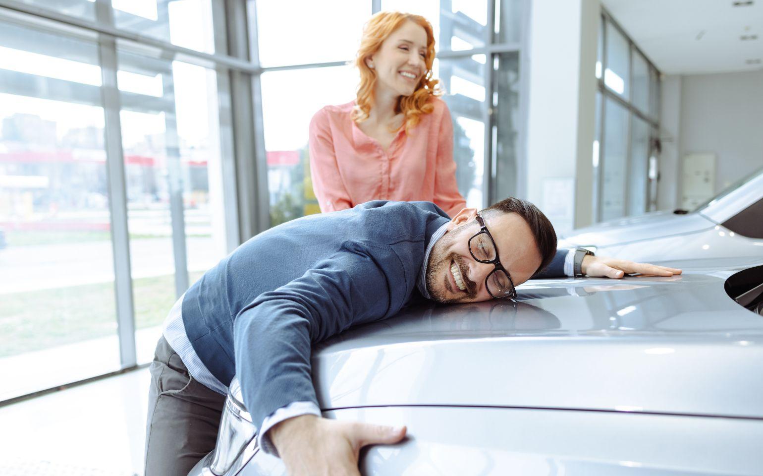 車を喜ぶ人のイメージ