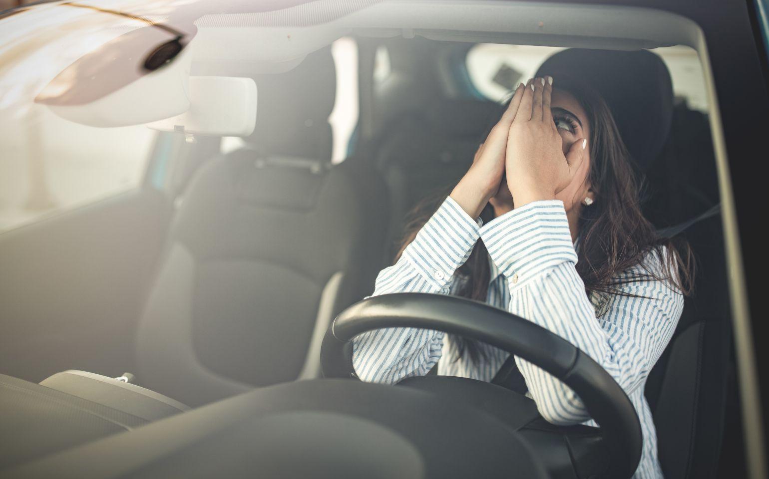 車の中で思い悩む女性