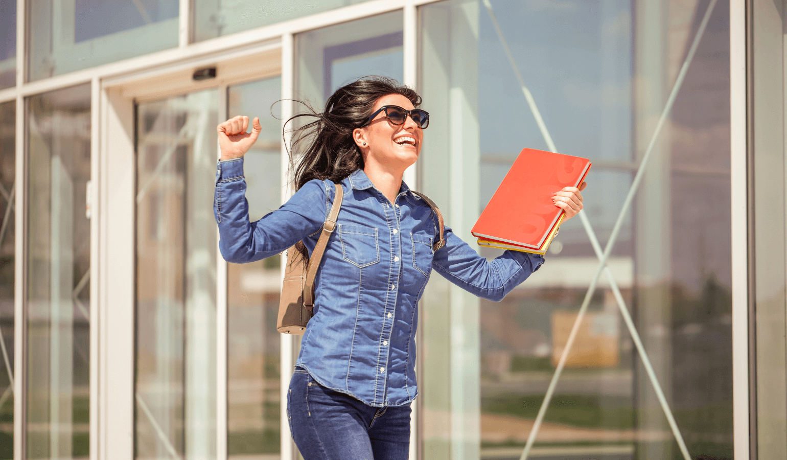 資料片手に喜ぶ女性